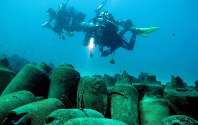 Sunken ancient Roman vessel laden with 3000 jars of fish sauce found off Italy